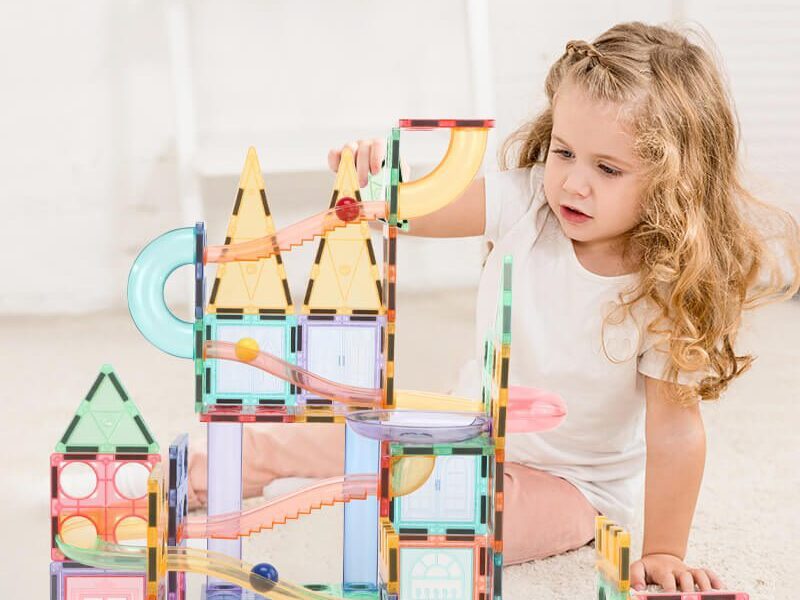 Magnetic marble run model 2